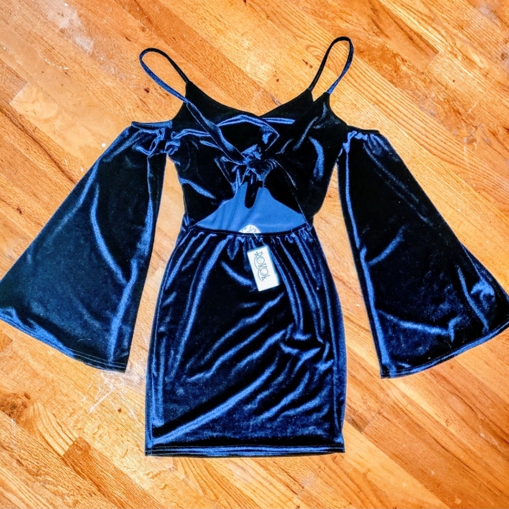 Bell sleave velvet dress 💙